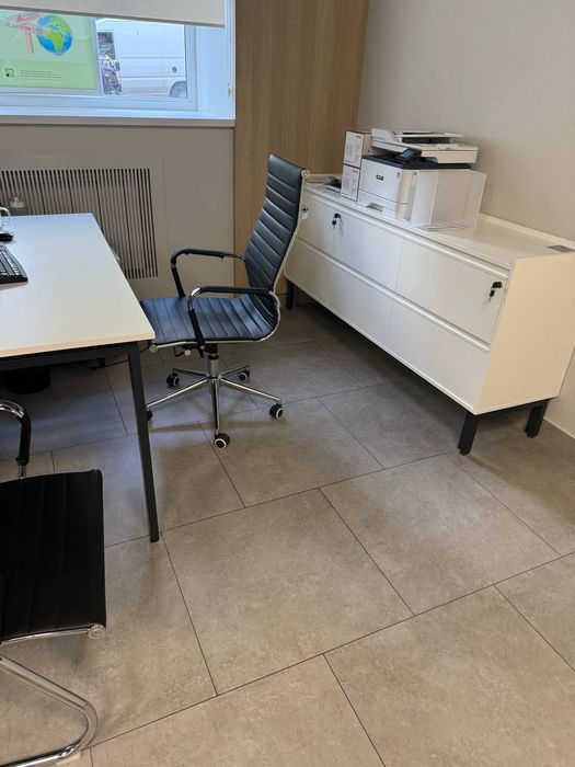 Современное компьютерное кресло много