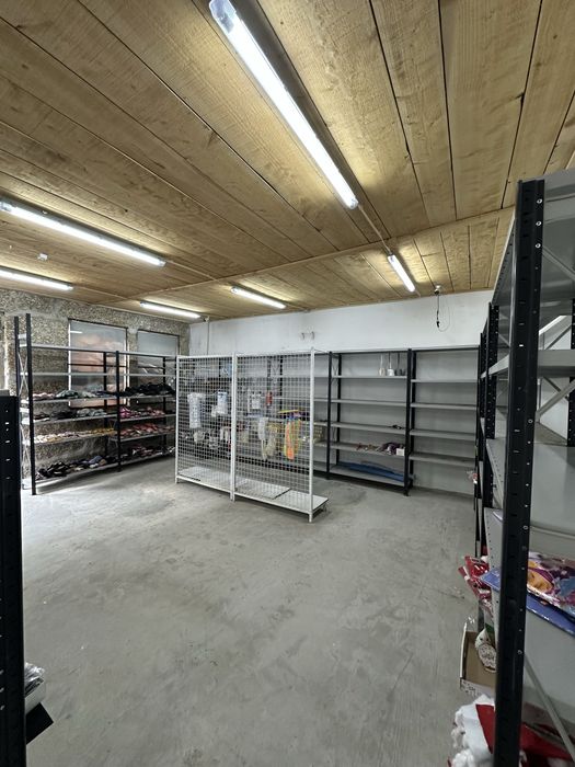Vendo Prateleiras, Balcão Vitrine, Carrinho de Transporte e Mesa com 4 Cadeiras