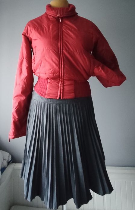 Czerwona kurtka bomberka Vero Moda ze ściągaczem r.S