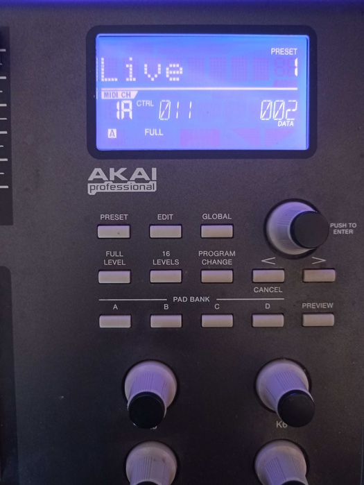 equipamento de estúdio: AKAI MPD 26 + AKG K-371 + SWISSONIC EasyKey 49