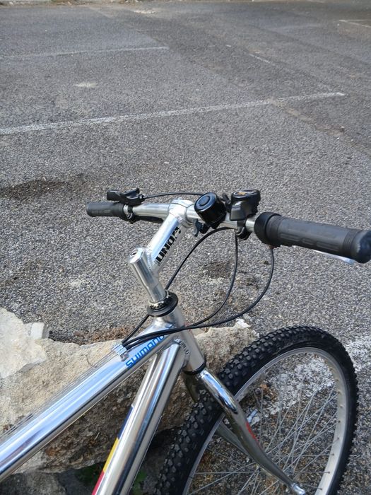 Bicicleta com componentes Shimano revista e pronta a andar