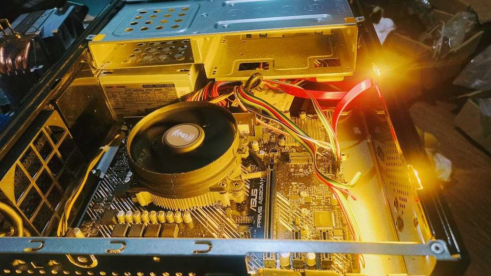 Компактний ігровий ПК з підсвіткою Ryzen 3 3200G/Vega 8/SSD 256/Win11