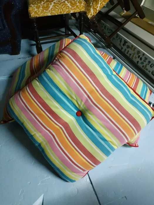 4 almofadas grandes em bom estado com enchimento