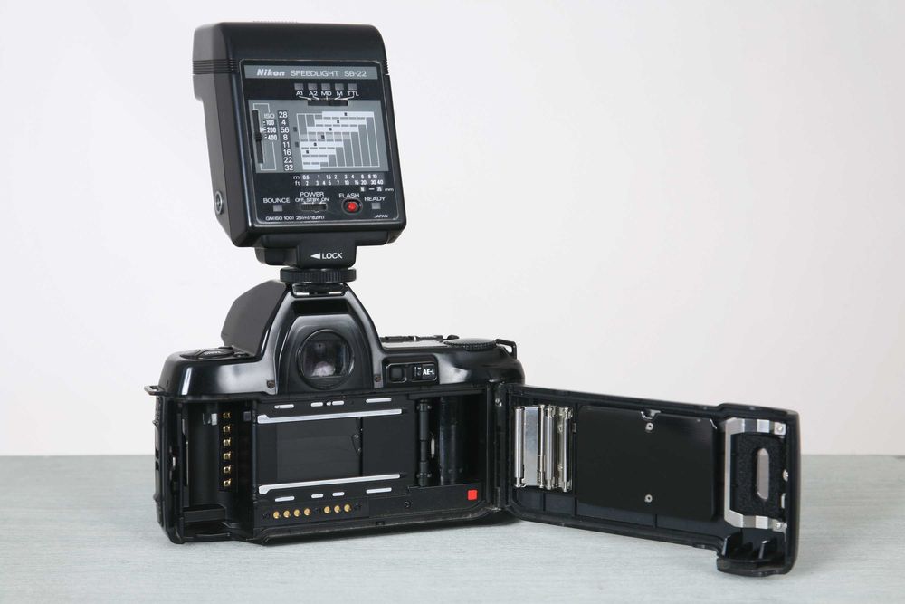 Máquina fotográfica reflex analógica Nikon N8008 com lente 50mm