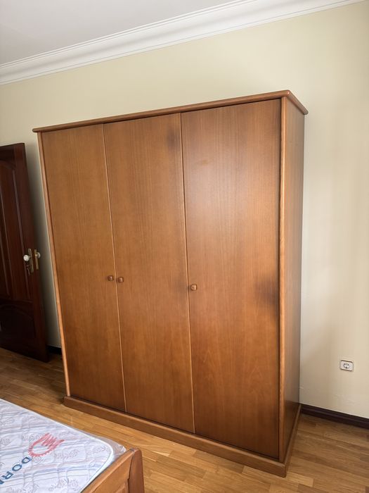 Conjunto de Quarto em Madeira Maciça