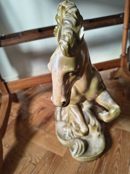 Cavalo em cerâmica com patine