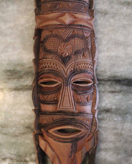 Máscara Tiki, esculpida artesanalmente em madeira, anos 70.