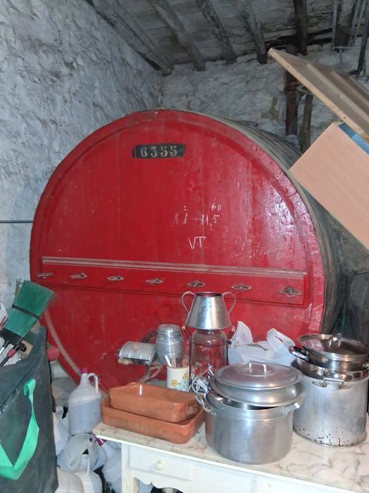 Pipas de vinho em madeira.