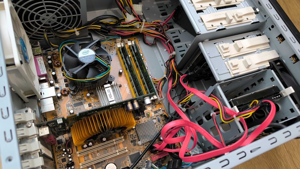 Gigabyte Poseidon/Core 2 Duo/ОЗУ 6GB/SSD 128GB/HDD 320+500GB/GF8600 GT