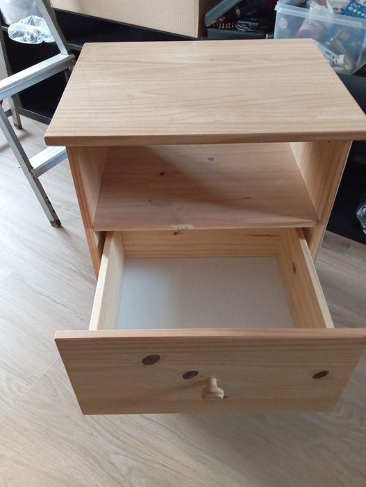 Mesa cabeceira em madeira