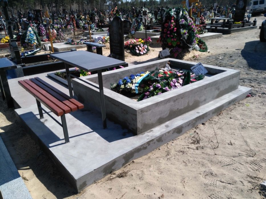 Цоколь бетонний (з вимощенням, майданчиком)