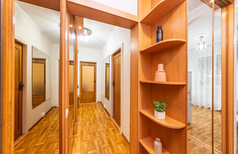 Подобово.Двукімнатна на 6 осіб.Позняки-10хв,Харьківська,Ахматової, 19