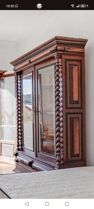 Móvel em muito bom estado em pau santo - Medidas: 1.38m X 2.10m