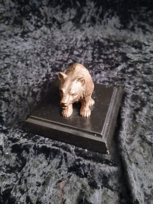 Figurka niedźwiedź z brązu złocony