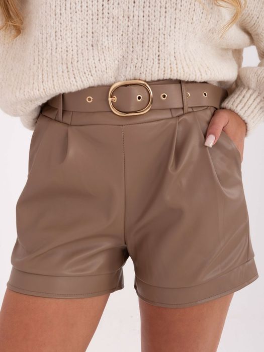 Szorty damskie z ekoskóry ciemnobeżowe z paskiem Rue Paris