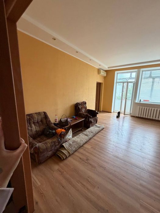 продам 4 комнатную квартиру