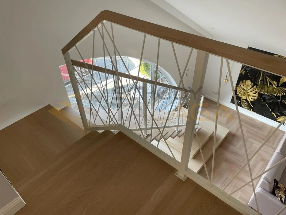 Schody metalowe, stalowe, na konstrukcji, samonośne.