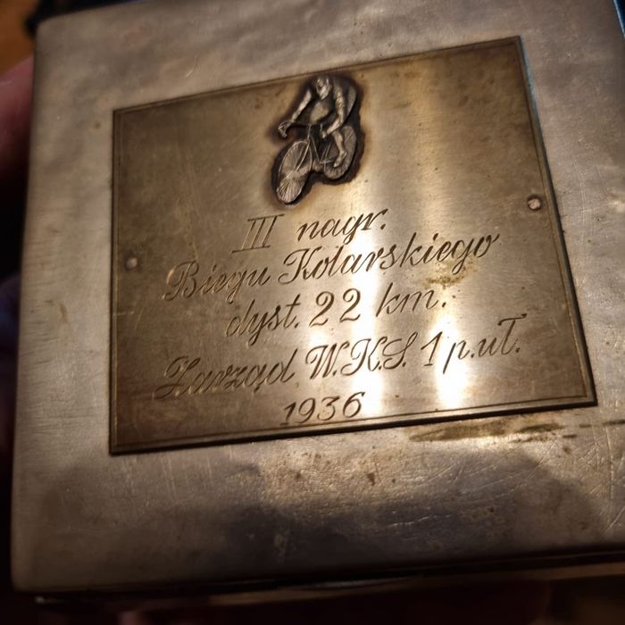 Piękne przedwojenne pudełko z plakietą wymienię