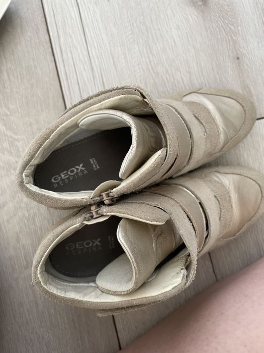Botki/sneakersy zamszowe na koturnie Geox beżowe 38