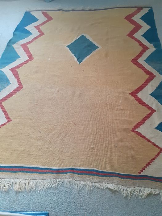 Продается старый ковер, возрастом 80 лет, из овечьей шерсти, персидски