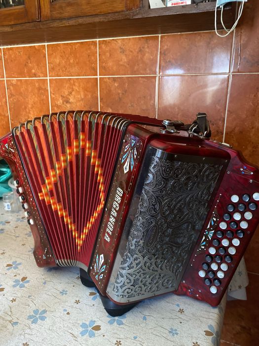 Vendo concertina SONANTTI, de 3ª voz, em excelente estado
