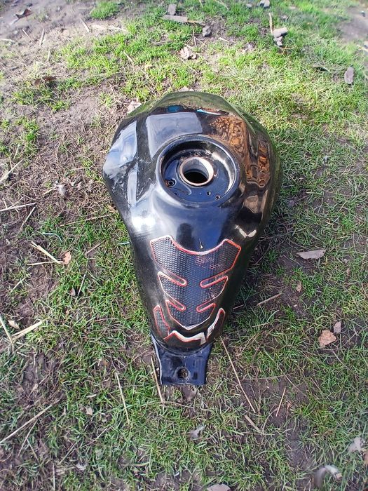 Подаю бак чорний