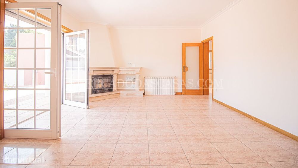 Térrea, com terraço, jardim, aproveitamento de sótão e uma garagem...