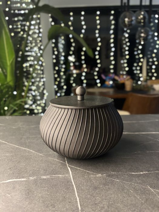 Czarna szkatułka pojemnik na drobiazgi