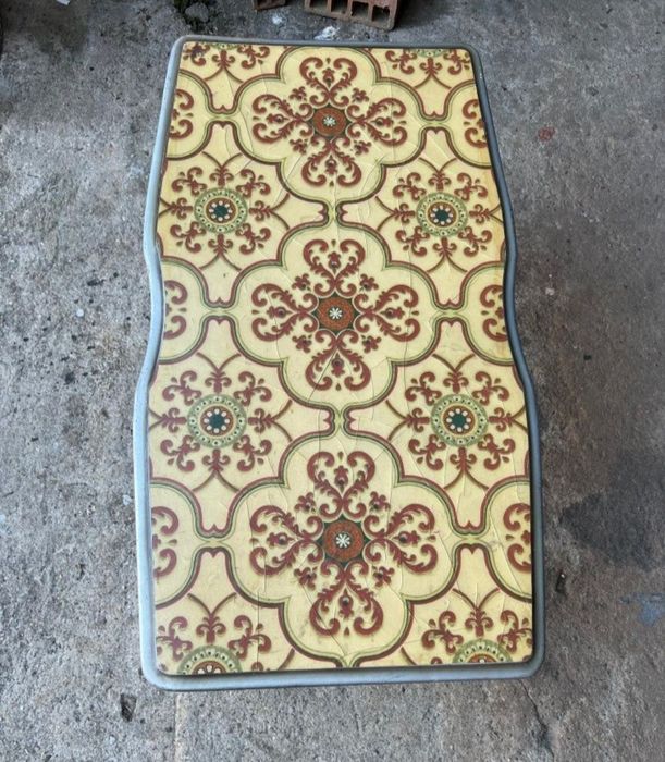 Mesa vintage com motivos azulejo