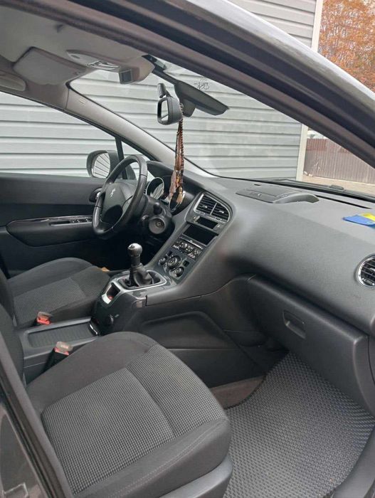 Peugeot 5008 2010 року