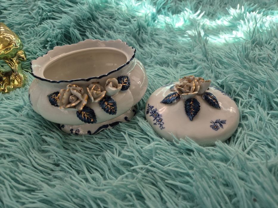Różności porcelanowe cena za całość