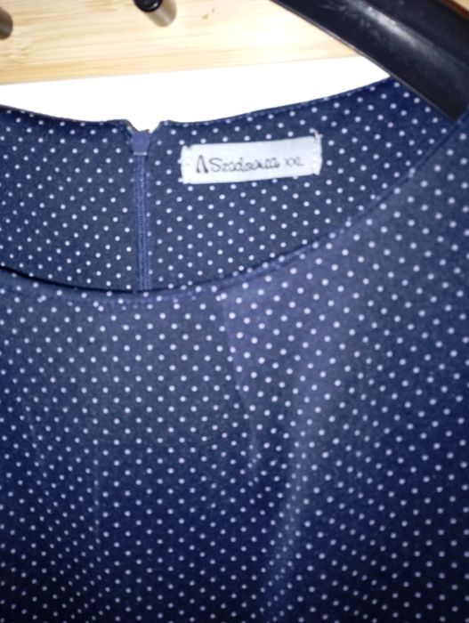 Letnia sukienka z czerwonym pasem