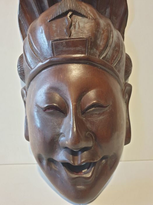 Vintage máscara de divindade asiática esculpida em Pau Rosa