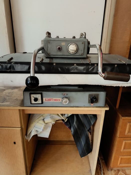 Przemysłowy owerlok pięcio nitkowy uki.