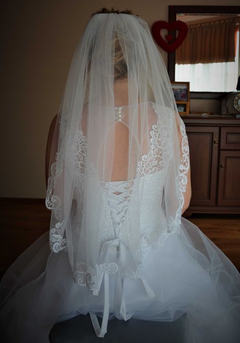 Suknia ślubna biała z gorsetem i welonem