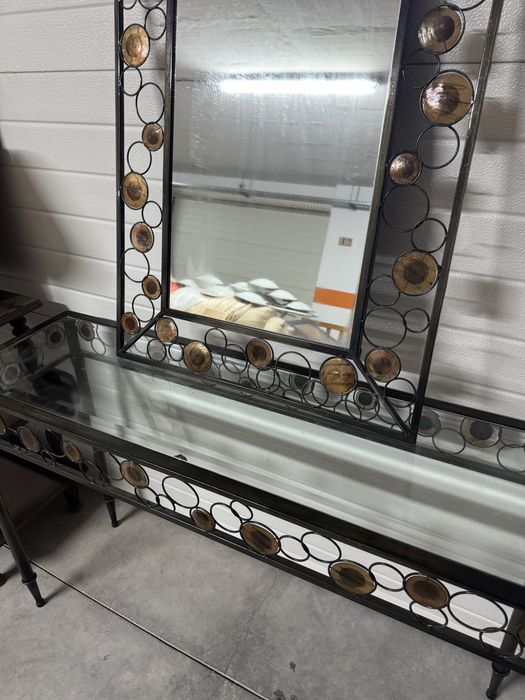 Aparador com respetivo espelho. Encontravam se em apartamento modelo