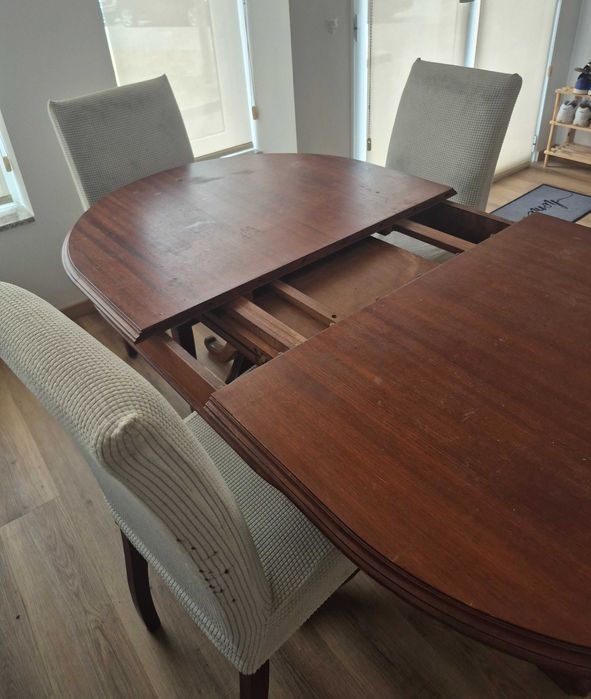 Mesa de madeira maciça.