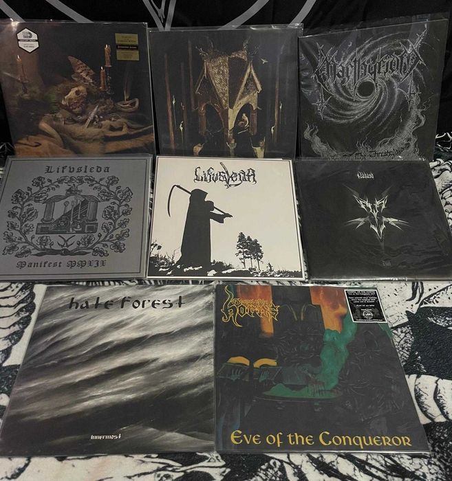 Vários discos de Vinyl Black Metal