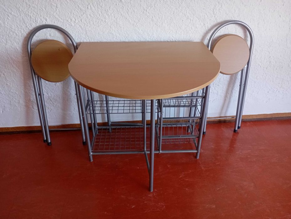 Sofá cama e mesa compacta com duas cadeiras