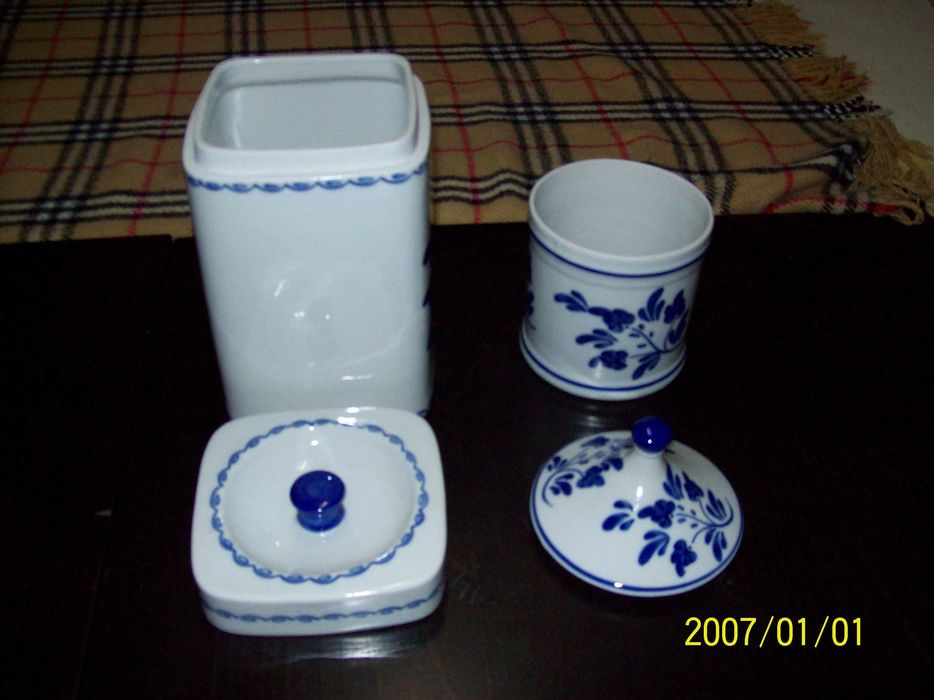 Venda de louça azul  em bom estado.