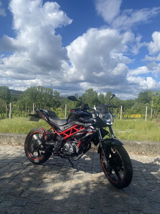 Benelli bn 125.