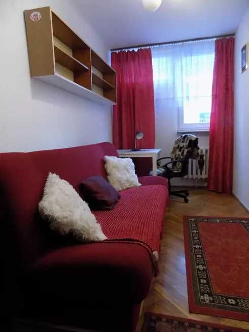 Ścisłe Centrum, al. Jana Pawła II, przy rondzie ONZ, dwie linie metra.