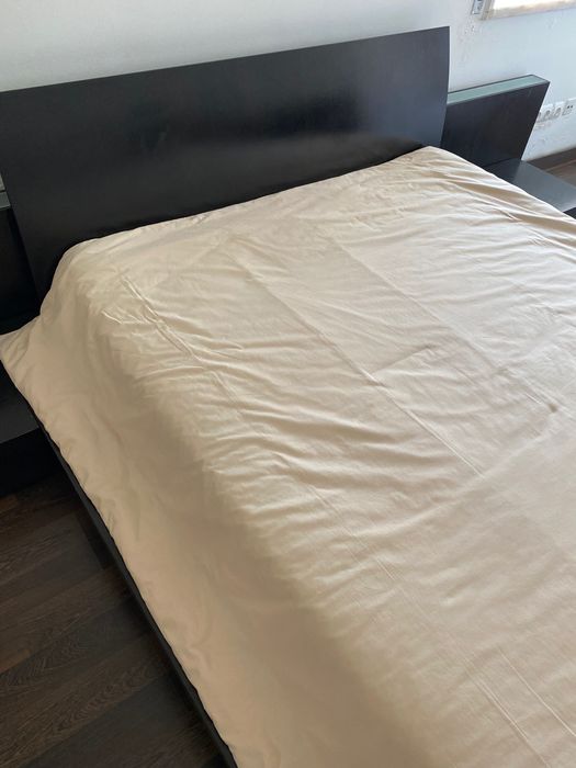 Cama de casal com mesas de cabeceira