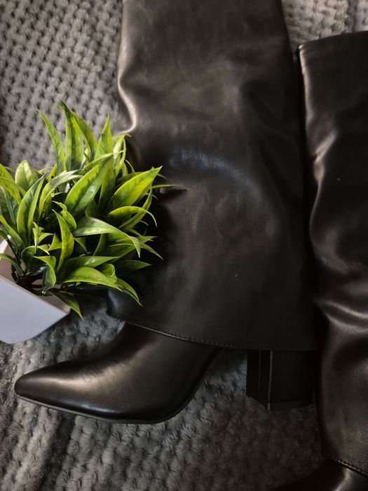 Kozaki damskie z modną holewką