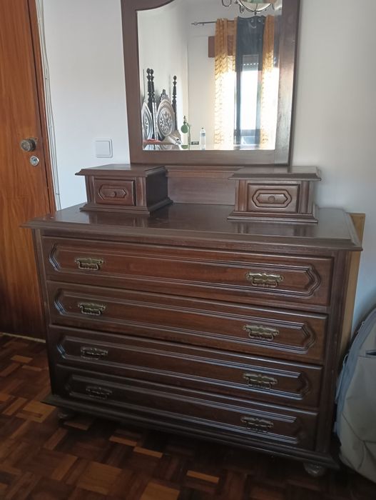 Cómoda antiga de quarto com espelho. Madeira de excelente qualidade.