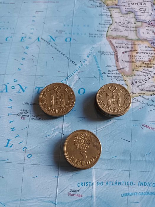 1 Moeda de 10$00 e 5 moedas de 5$00 em Latão-níquel