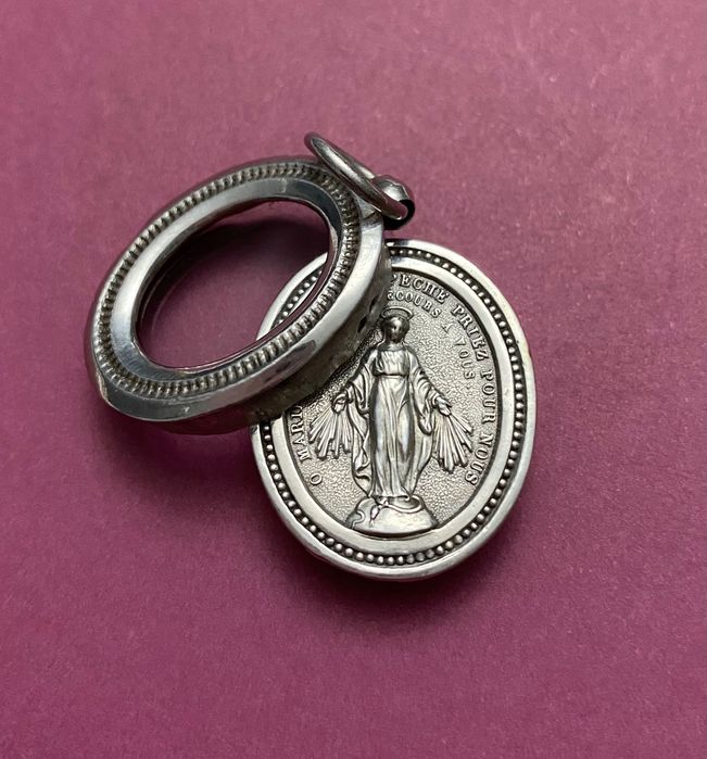 Maravilhoso relicário antigo medalha/pendente em prata contrastada