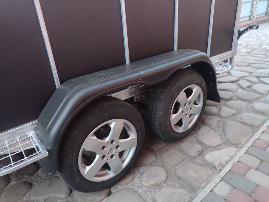 Прицеп причіп для перевезення худоби.