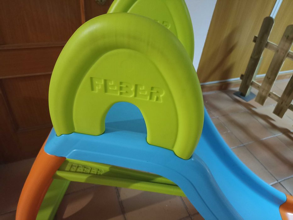 Escorrega Infantil FEBER com Ligação para Água