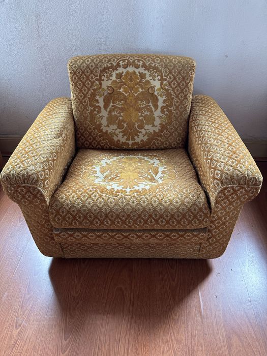 Conjunto com sofá cama, cadeirões e mesa de centro